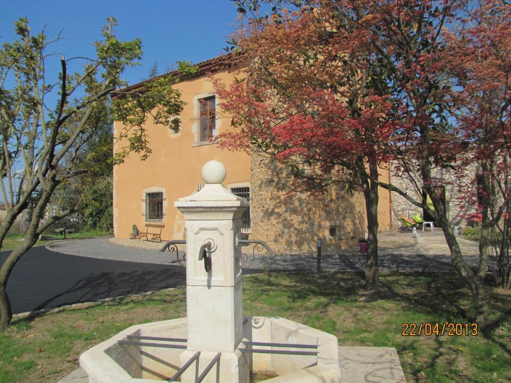 Chateau Des Aiguilles Saint-Remy-de-Chargnat Екстер'єр фото